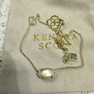 Gold color Elisa with white middle. Kendra Scott
